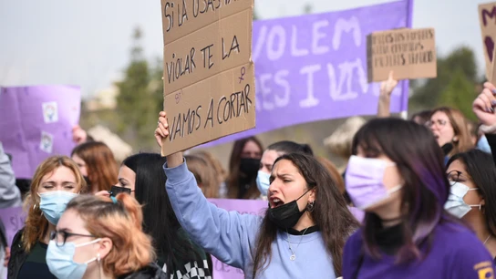 Varias personas con carteles participan en una manifestación estudiantil feminista por el 8M, Día Internacional de la Mujer, a 8 de marzo de 2022, en Valencia, Comunidad Valenciana (España). Varias personas con carteles participan en una manifestación estudiantil feminista por el 8M, Día Internacional de la Mujer, a 8 de marzo de 2022, en Valencia, Comunidad Valenciana (España).