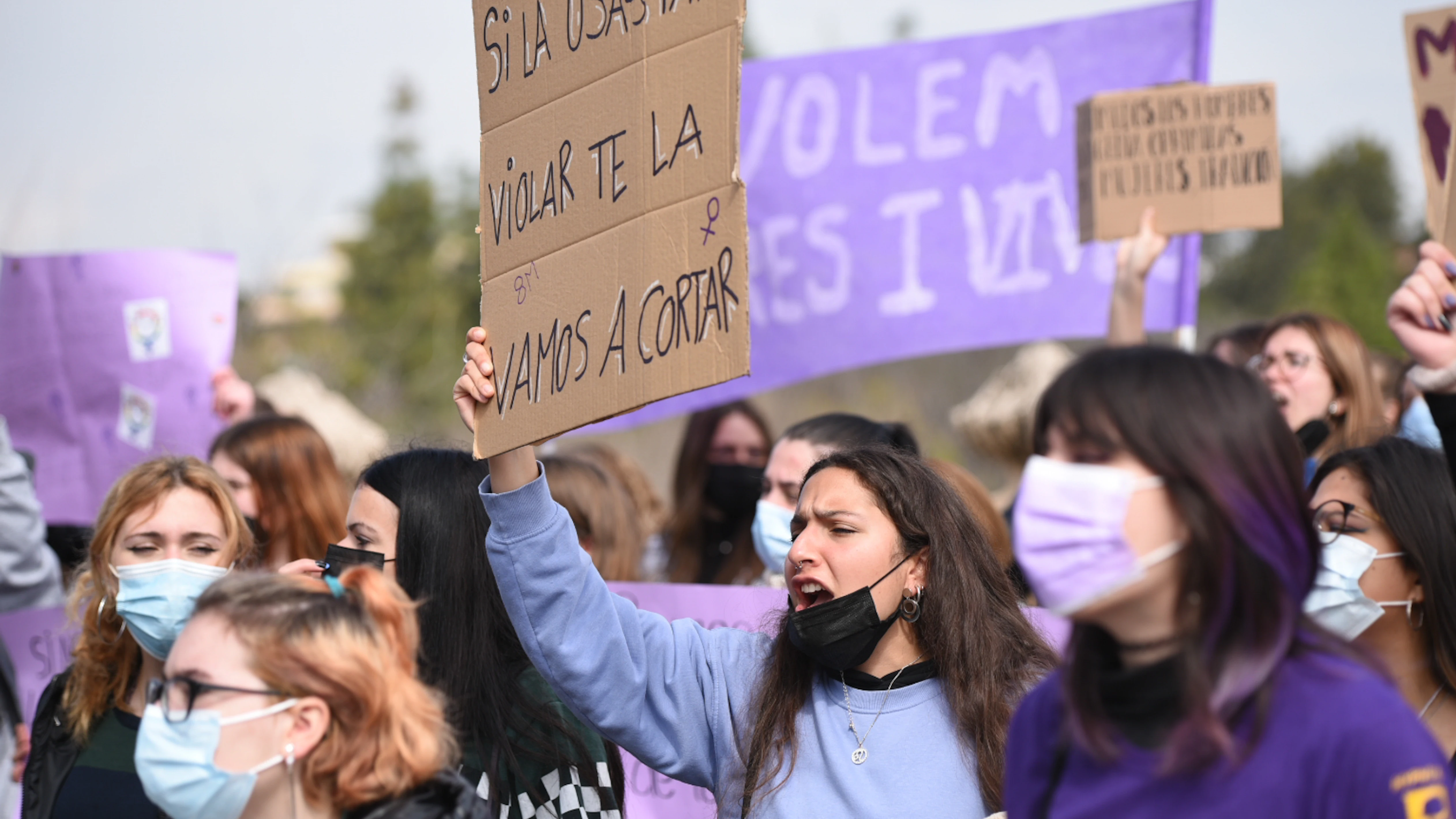 Varias personas con carteles participan en una manifestación estudiantil feminista por el 8M, Día Internacional de la Mujer, a 8 de marzo de 2022, en Valencia, Comunidad Valenciana (España). 