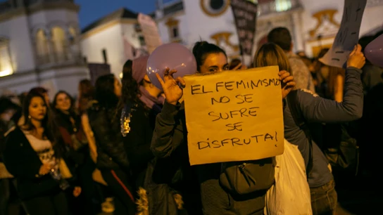 Mujer portando pancarta proclama feminista durante la concentración con motivo del Día Internacional de la Mujer, 8-M. 2019 Mujer portando pancarta proclama feminista durante la concentración con motivo del Día Internacional de la Mujer, 8-M. 2019