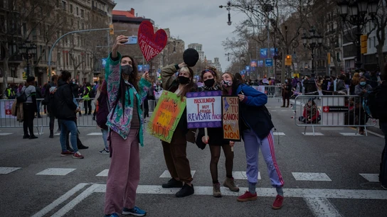 Participantes en la manifestación del 8M (Día Internacional de la Mujer) junto con otros participantes sostiene un cartel, en Barcelona a 8 de marzo de 2020. Participantes en la manifestación del 8M (Día Internacional de la Mujer) junto con otros participantes sostiene un cartel, en Barcelona a 8 de marzo de 2020.
