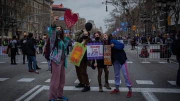 Participantes en la manifestación del 8M (Día Internacional de la Mujer) junto con otros participantes sostiene un cartel, en Barcelona a 8 de marzo de 2020.