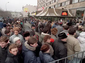 1990. Inauguración del primer McDonalds en la Unión Soviética