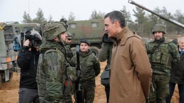 Visita de Sánchez a las tropas españolas en Letonia