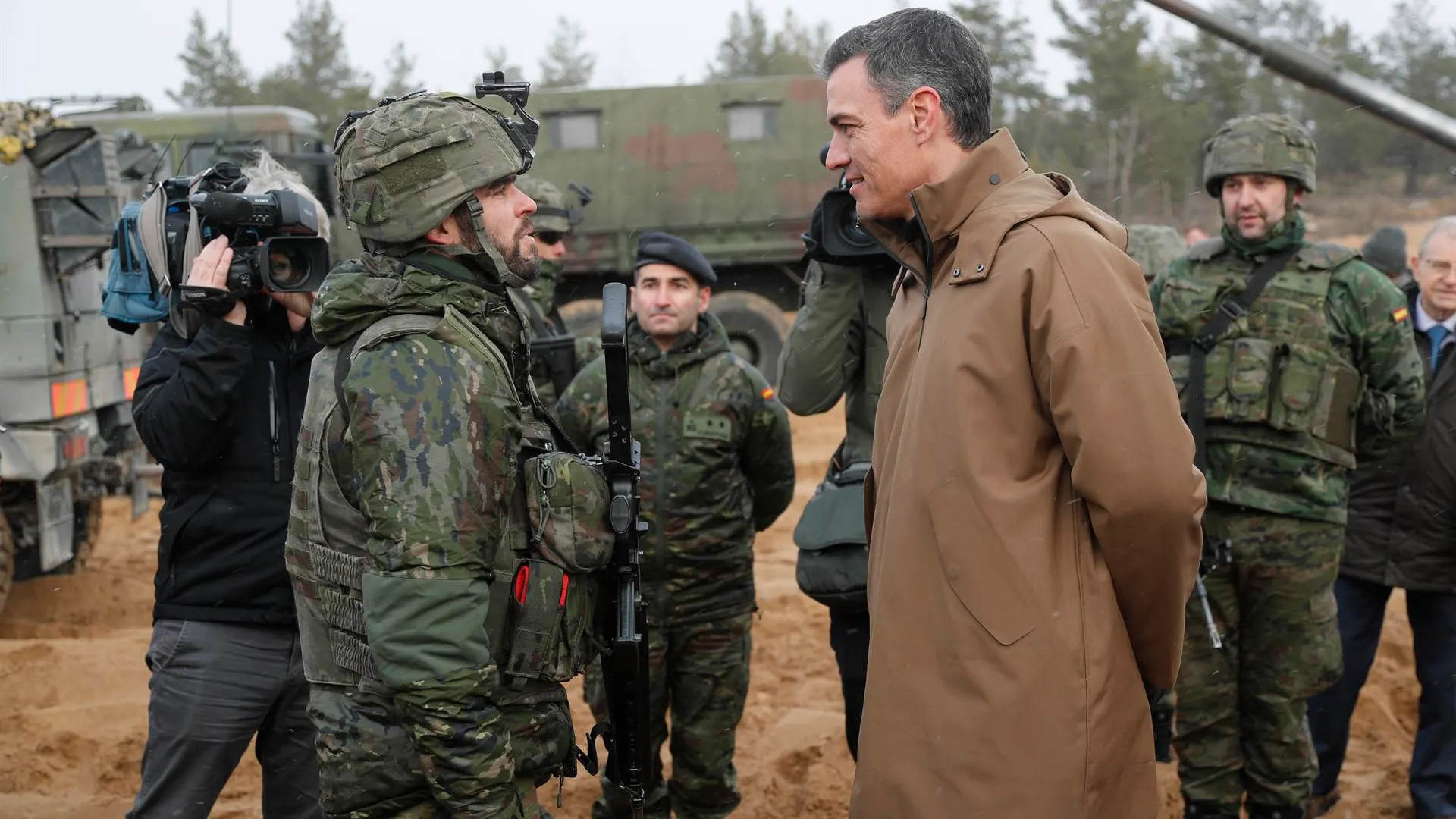 Visita de Sánchez a las tropas españolas en Letonia