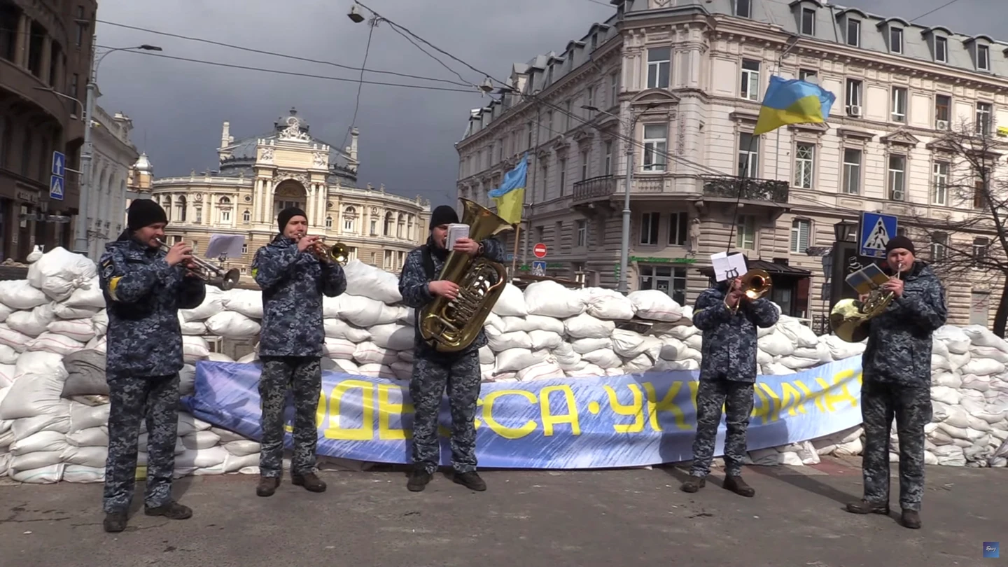 Militares ucranianos tocan 'Don't worry, be happy' frente a una barricada anti-tanques esperando la entrada de Rusia en Odesa Militares ucranianos tocan 'Don't worry, be happy' frente a una barricada anti-tanques esperando la entrada de Rusia en Odesa