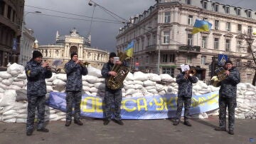 Militares ucranianos tocan 'Don't worry, be happy' frente a una barricada anti-tanques esperando la entrada de Rusia en Odesa
