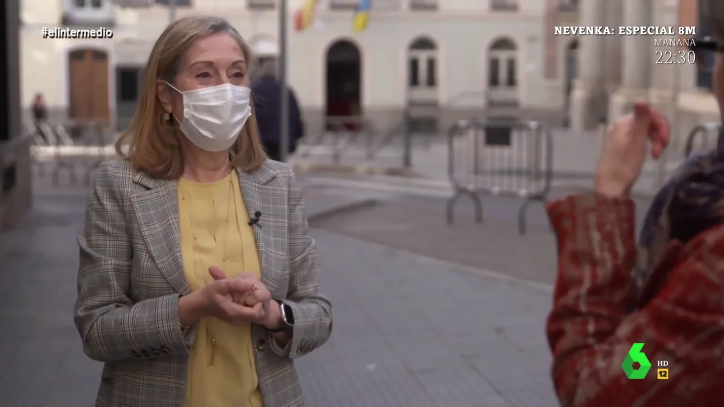 La diputada del PP Ana Pastor confiesa a Thais que, a veces, la confunden con su tocaya periodista: "Yo me río" La diputada del PP Ana Pastor confiesa a Thais que, a veces, la confunden con su tocaya periodista: "Yo me río"