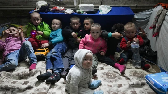 Niños posan para un fotógrafo en el refugio antiaéreo en Mariupol Niños posan para un fotógrafo en el refugio antiaéreo en Mariupol
