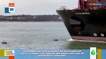 Un hombre salta de su barca segundos antes de que sea arrollada por un carguero de 400 metros