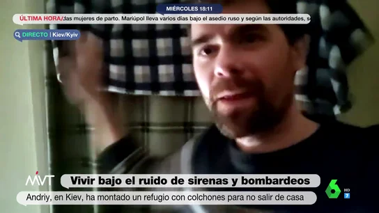 Un ucraniano muestra el improvisado refugio en su casa de Kiev para protegerse de los bombardeos Un ucraniano muestra el improvisado refugio en su casa de Kiev para protegerse de los bombardeos