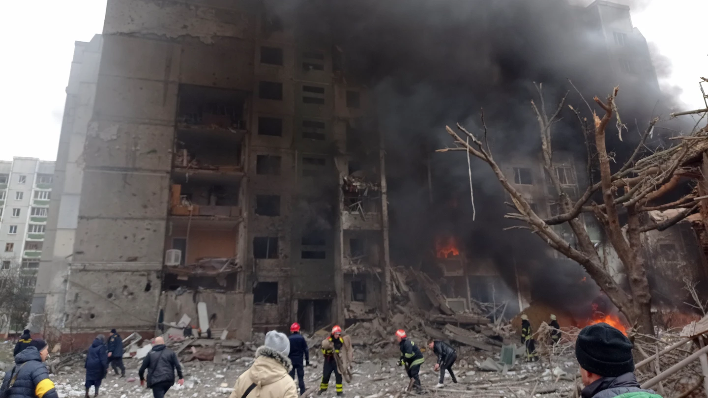 Los bomberos trabajan para extinguir un incendio en el centro de una ciudad dañada después de un ataque aéreo ruso en Chernigiv, Ucrania. Los bomberos trabajan para extinguir un incendio en el centro de una ciudad dañada después de un ataque aéreo ruso en Chernigiv, Ucrania.