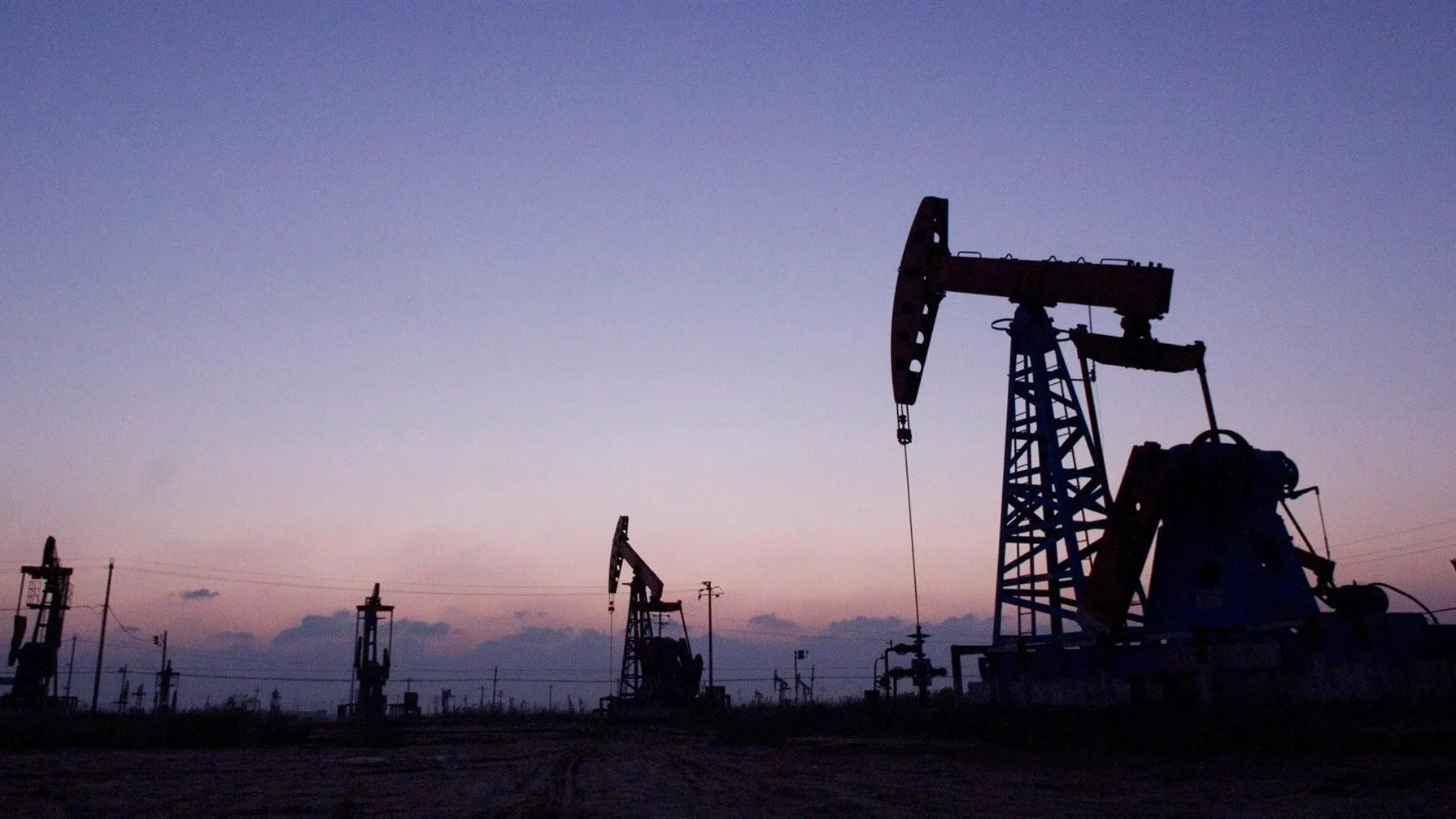 Vista de un campo de extracción de petróleo, en una fotografía de archivo