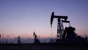 Vista de un campo de extracción de petróleo, en una fotografía de archivo