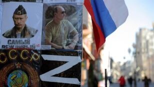 Un puesto con propaganda prorrusa en Mosc&uacute;