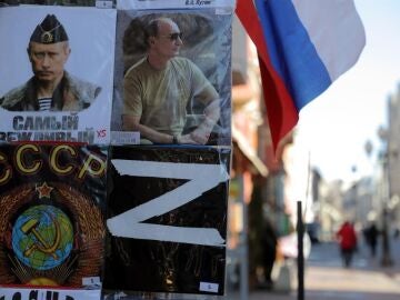 Un puesto con propaganda prorrusa en Mosc&uacute;