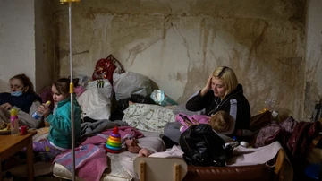 Niños enfermos y sus madres, refugiados en los sótanos del hospital Okhmadet de Kiev