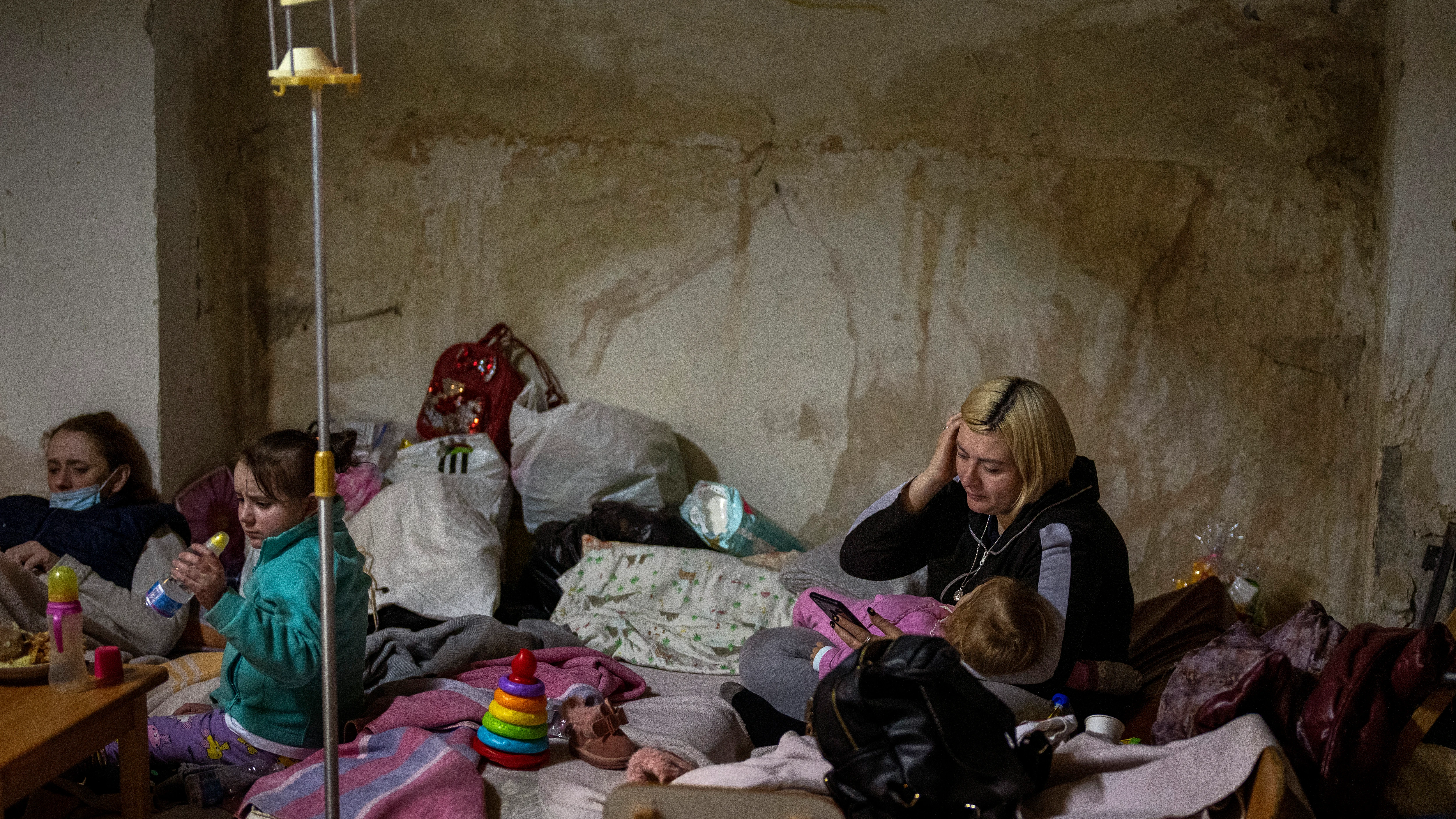 Niños enfermos y sus madres, refugiados en los sótanos del hospital Okhmadet de Kiev