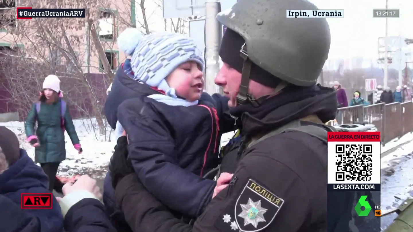 El inconsolable llanto de un niño despidiéndose de su padre que se queda para defender Ucrania Familias rotas por la guerra