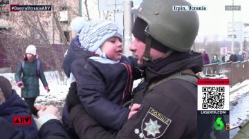 El inconsolable llanto de un niño despidiéndose de su padre que se queda para defender Ucrania 