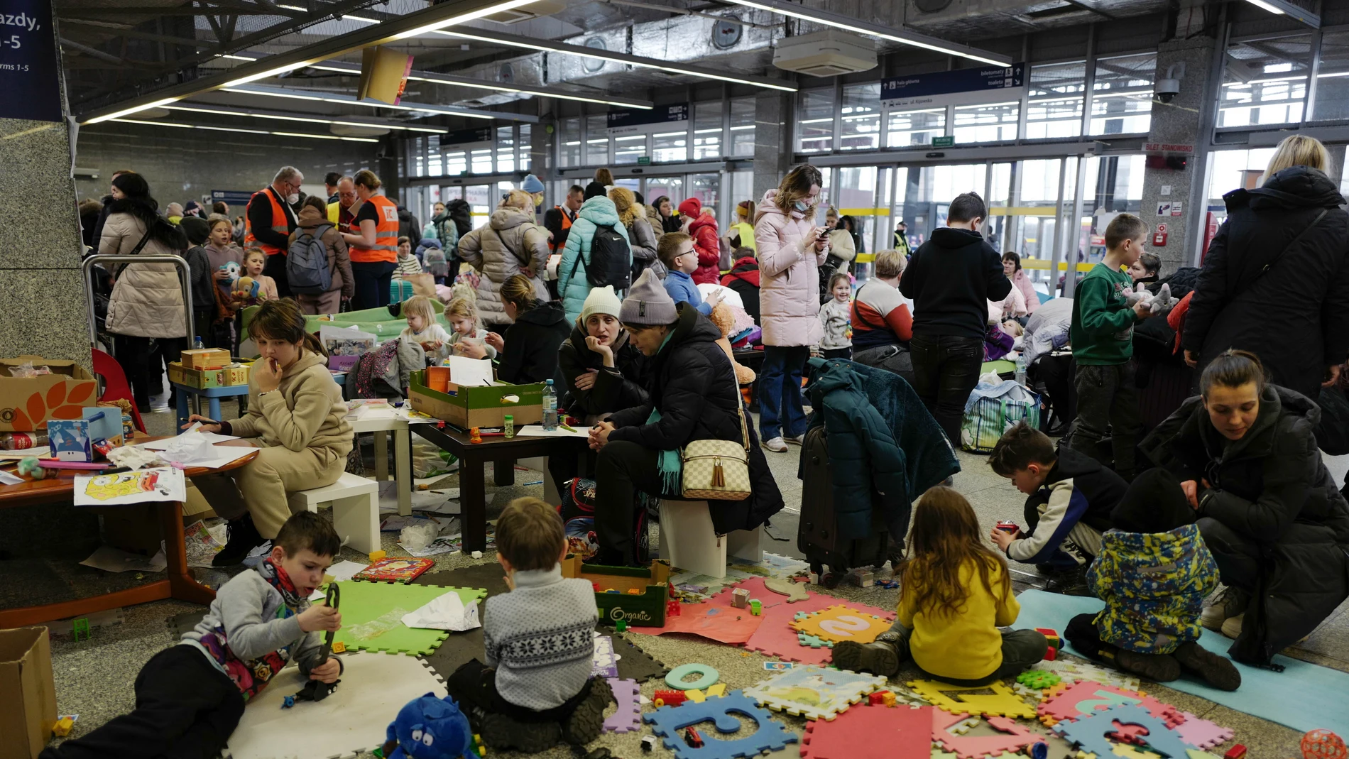 Refugiados ucranianos en la estación de tren de Warszawa Wschodnia en Varsovia