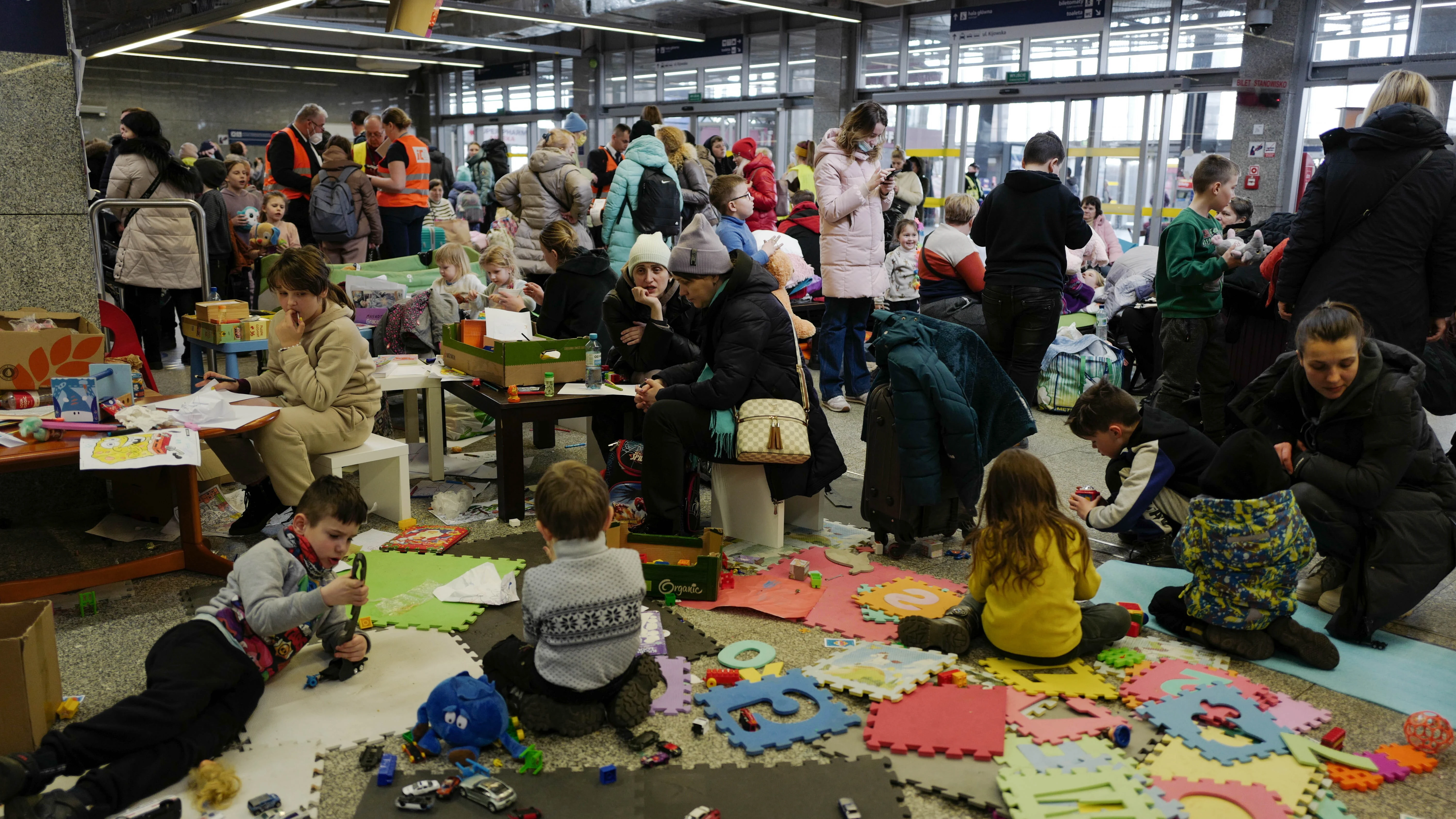 Refugiados ucranianos en la estación de tren de Warszawa Wschodnia en Varsovia