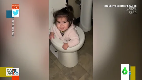 Se encuentra a su hija metida en el váter Se encuentra a su hija metida en el váter