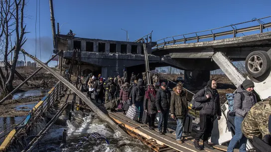 Civiles ucranianos cruzan con su equipaje un puente destruido mientras huyen de Irpin, una región de Kiev. Civiles ucranianos cruzan con su equipaje un puente destruido mientras huyen de Irpin, una región de Kiev.