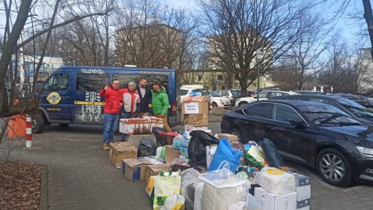 Fernando y Raúl junto a dos trabajadores de Varsovia descargado el material humanitario