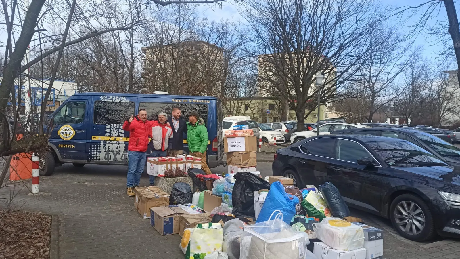 Fernando y Raúl junto a dos trabajadores de Varsovia descargado el material humanitario