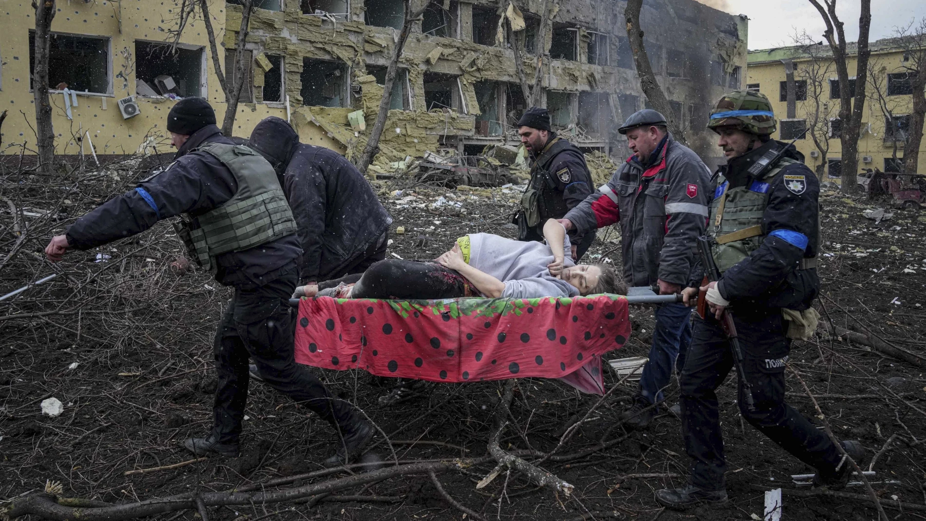 Evacuación de una mujer embarazada herida por los ataques en Mariúpol, Ucrania