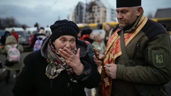 Un sacerdote militar intenta consolar a una mujer que llora y que fue evacuada de Irpin, en un punto de triaje en Kiev, Ucrania. Un sacerdote militar intenta consolar a una mujer que llora y que fue evacuada de Irpin, en un punto de triaje en Kiev, Ucrania.