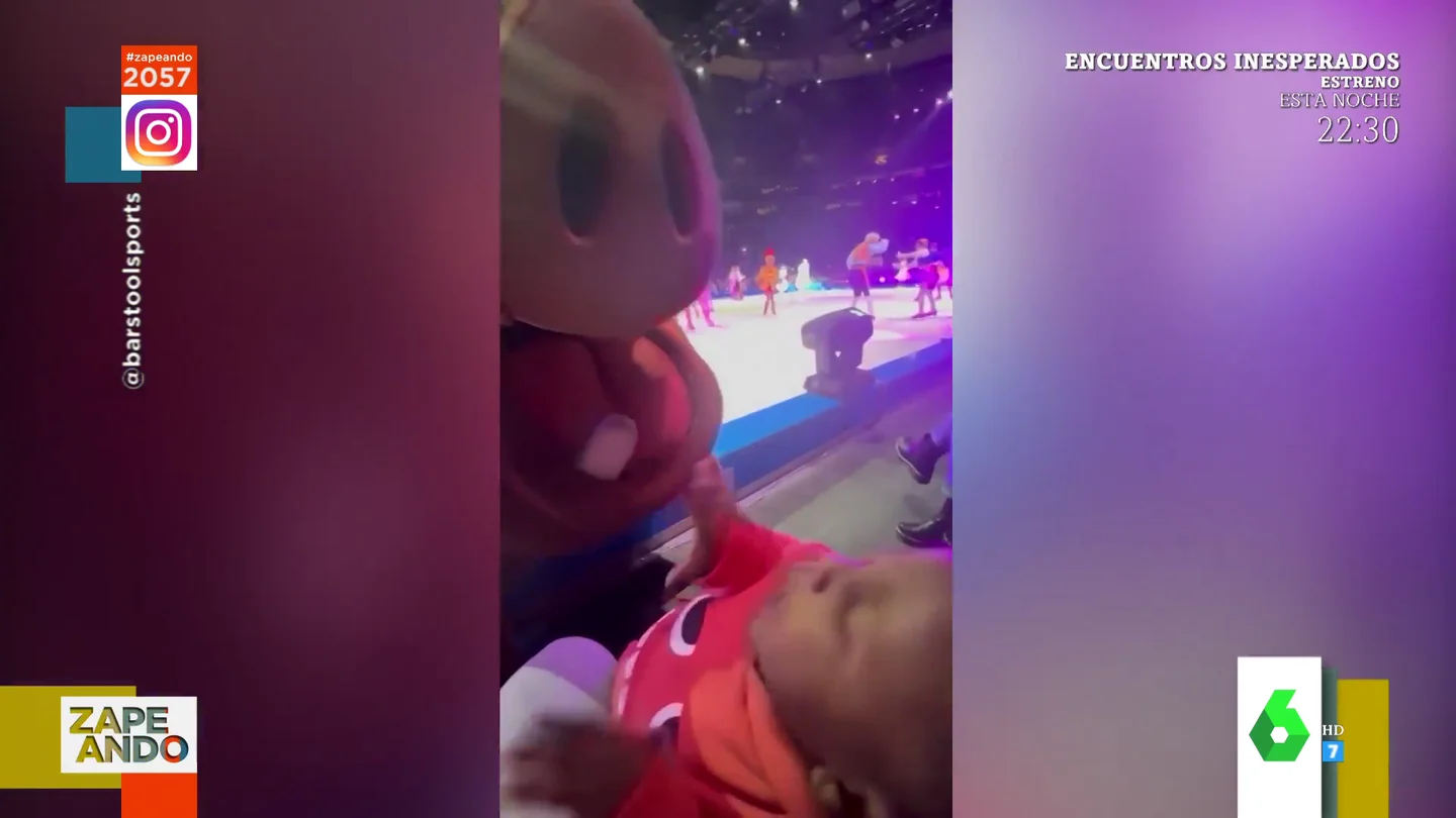 El pánico de un niño cuando Pumba se le echa encima en un espectáculo sobre hielo El pánico de un niño cuando Pumba se le echa encima en un espectáculo sobre hielo