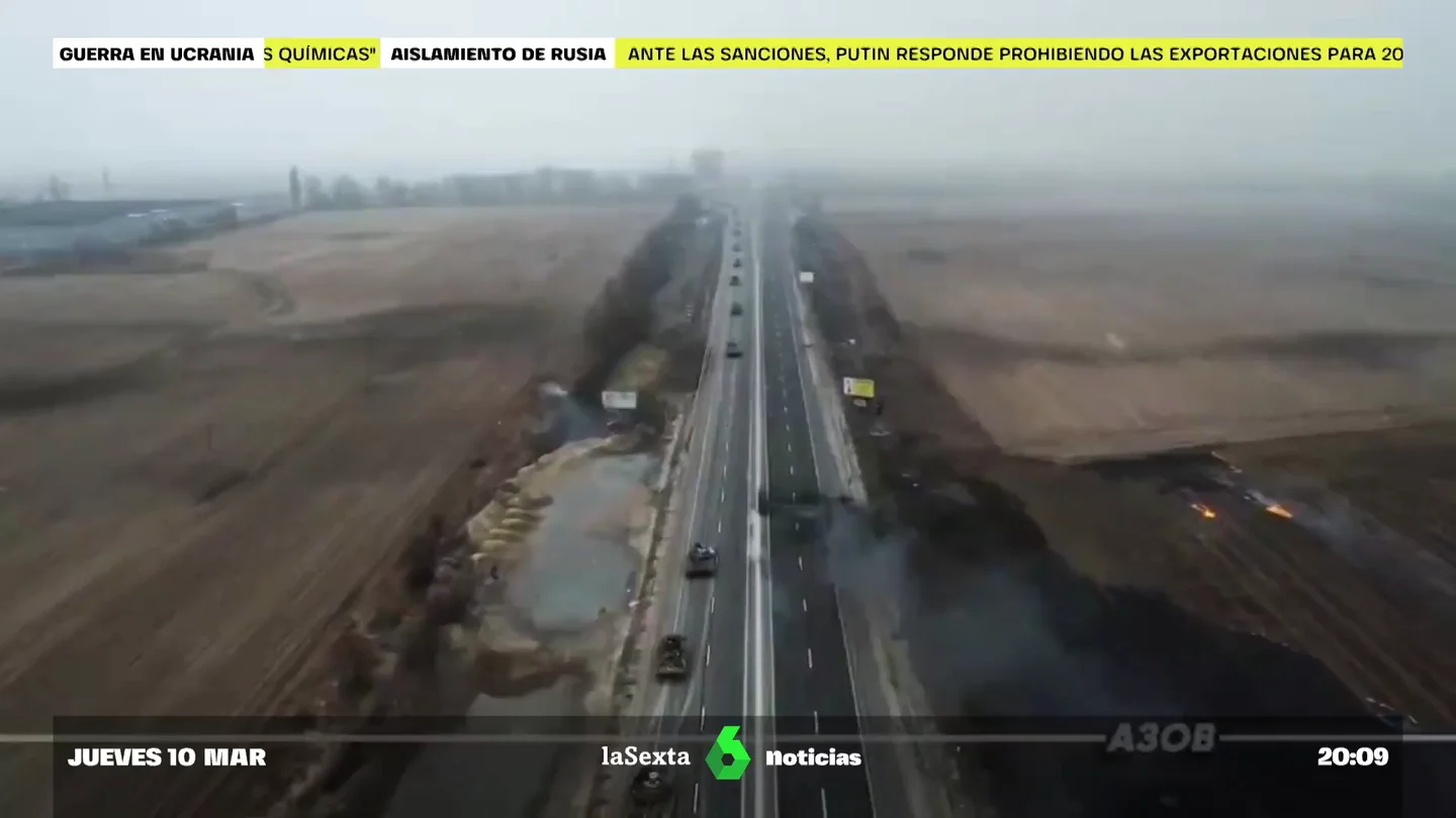 Emboscada de la resistencia ucraniana: así atacan una columna de tanques rusos que avanzaban hacia Kiev Emboscada de la resistencia ucraniana: así atacan una columna de tanques rusos que avanzaban hacia Kiev
