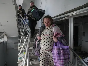 Una mujer embarazada siendo evacuada de un hospital de Mariúpol tras un ataque ruso