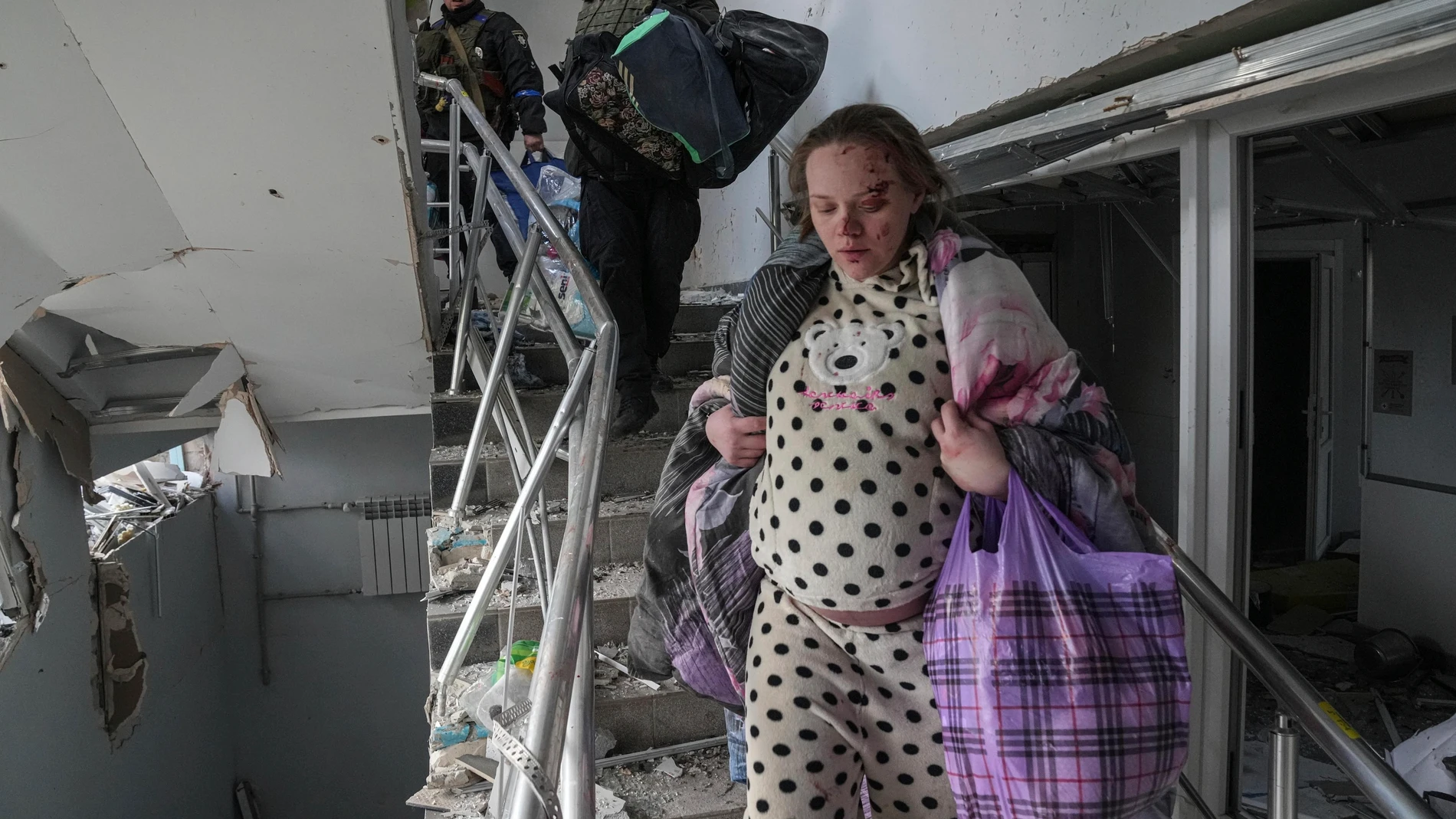 Una mujer embarazada siendo evacuada de un hospital de Mariúpol tras un ataque ruso