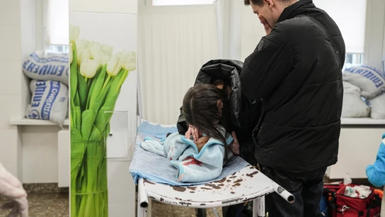 Marina Yatsko, a la izquierda, y su novio Fedor lloran por el cuerpo sin vida de su hijo Kirill, de 18 meses, muerto en un bombardeo en Mariúpol los primeros días del asedio Marina Yatsko, a la izquierda, y su novio Fedor lloran por el cuerpo sin vida de su hijo Kirill, de 18 meses, muerto en un bombardeo en Mariúpol los primeros días del asedio