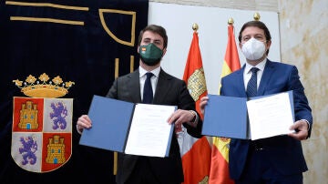 El presidente en funciones de la Junta de Castilla y León, Alfonso Fernández Mañueco (d), y el candidato de Vox a la presidencia, Juan García-Gallardo (i).