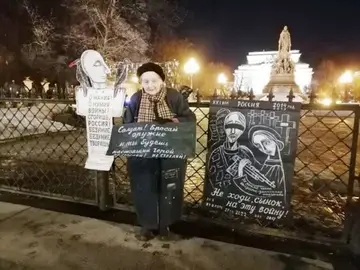 La activista Yelena Osipova, protestando contra la invasión en Ucrania