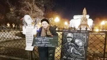 La activista Yelena Osipova, protestando contra la invasión en Ucrania