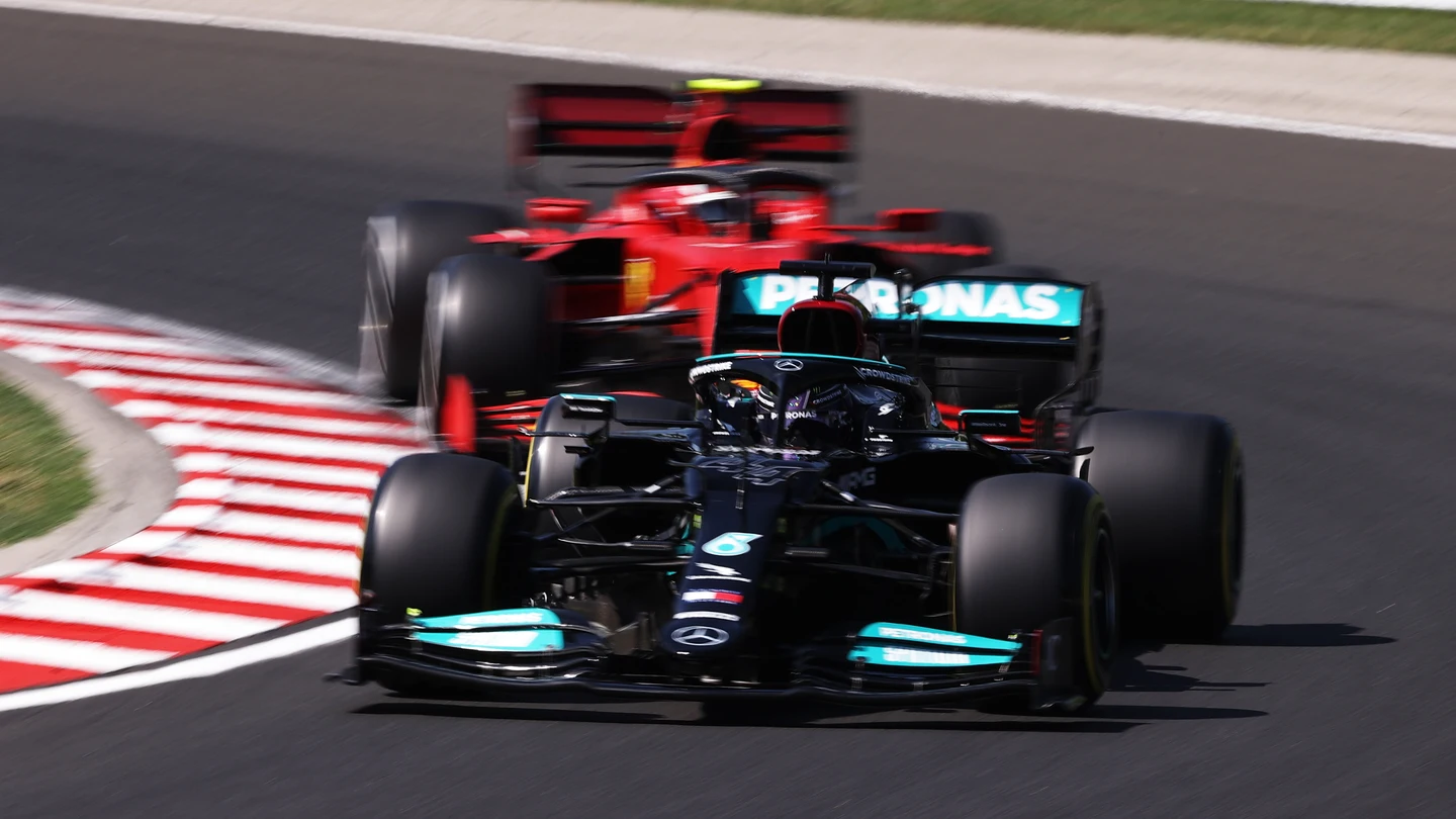 Lewis Hamilton y Carlos Sainz Lewis Hamilton y Carlos Sainz