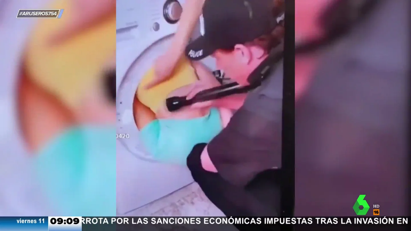 Mujer atascada lavadora Mujer atascada lavadora