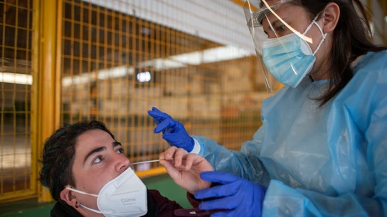 Personal sanitario realiza pruebas de diagnóstico para detectar el coronavirus Personal sanitario realiza pruebas de diagnóstico para detectar el coronavirus