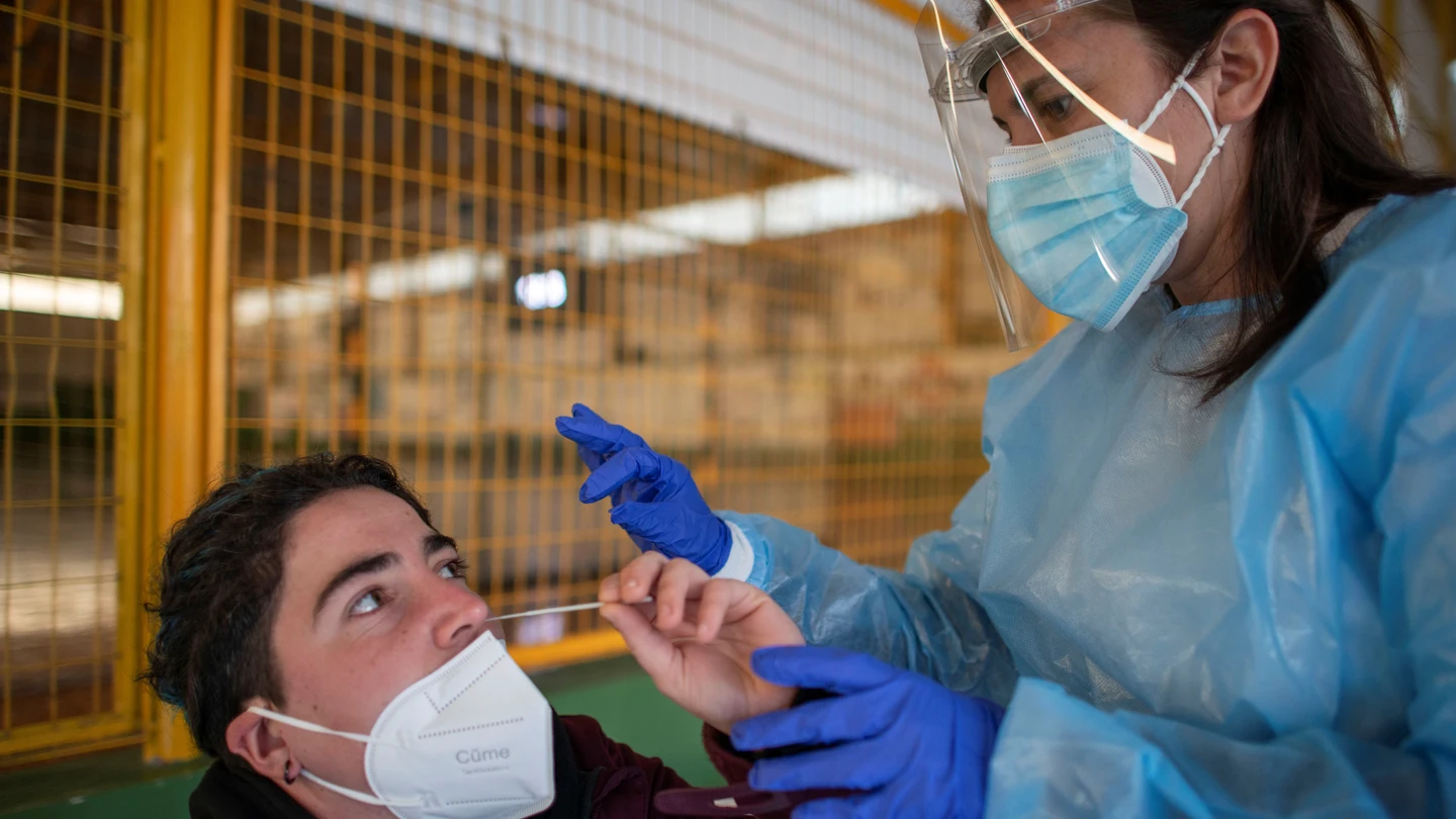 Personal sanitario realiza pruebas de diagnóstico para detectar el coronavirus Personal sanitario realiza pruebas de diagnóstico para detectar el coronavirus