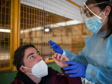 Personal sanitario realiza pruebas de diagnóstico para detectar el coronavirus