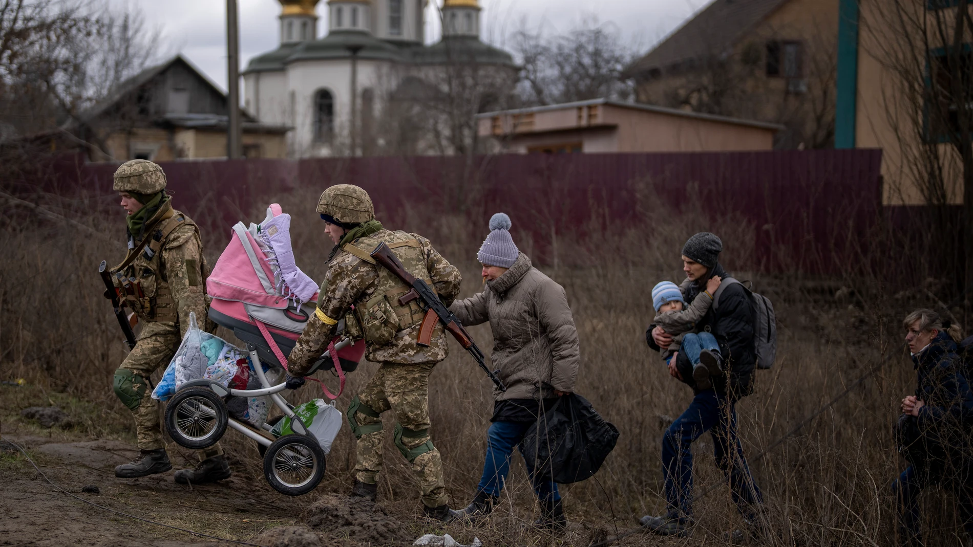 Guerra en Ucrania: una familia huye del país con su bebé