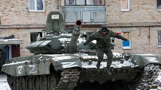 Un miembro de las tropas prorrusas salta desde un tanque Un miembro de las tropas prorrusas salta desde un tanque