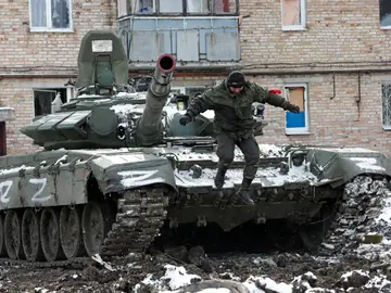 Un miembro de las tropas prorrusas salta desde un tanque