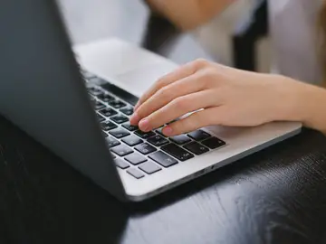 Una persona usa un ordenador en una imagen de archivo.