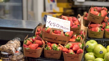 Vista de los precios de la fruta en un mercado este viernes