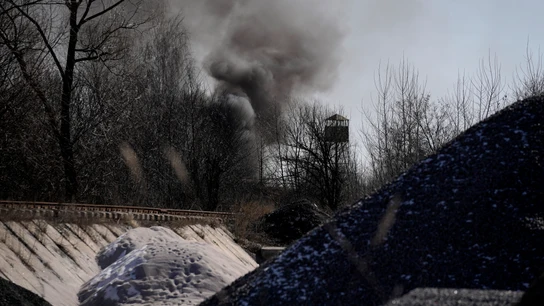 La humareda de un bombardeo en una localidad al este de Kiev. La humareda de un bombardeo en una localidad al este de Kiev.